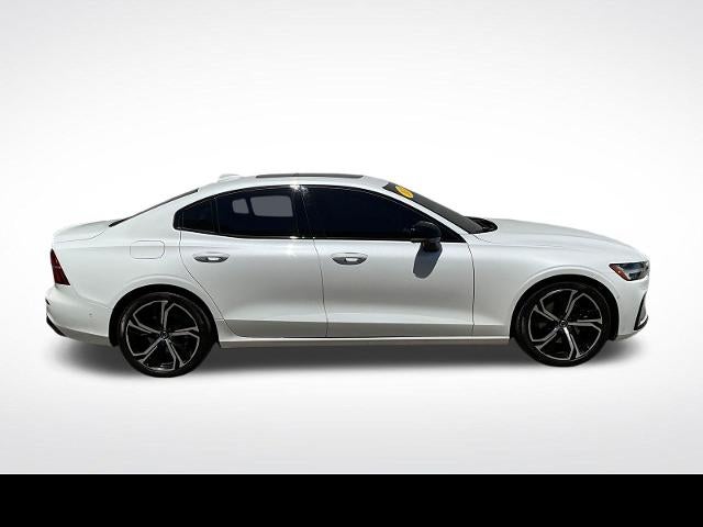 2024 Volvo S60 Plus Dark Theme