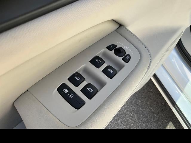 2024 Volvo S60 Plus Dark Theme