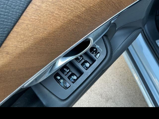 2024 Volvo XC90 Plus Bright Theme