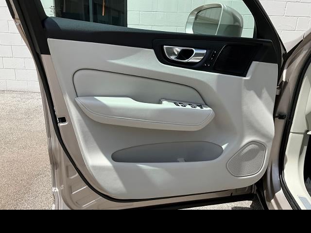 2023 Volvo XC60 Ultimate Bright Theme