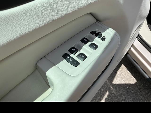 2023 Volvo XC60 Ultimate Bright Theme