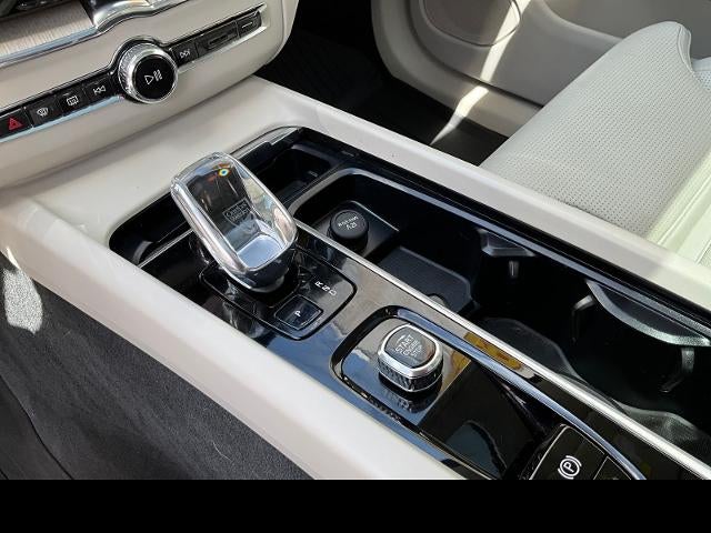 2023 Volvo XC60 Ultimate Bright Theme