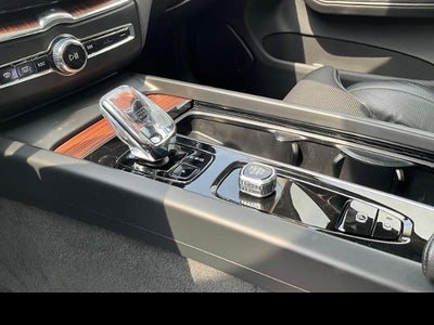 2024 Volvo XC60 Recharge Plug-In Hyb Ultimate Dark Theme