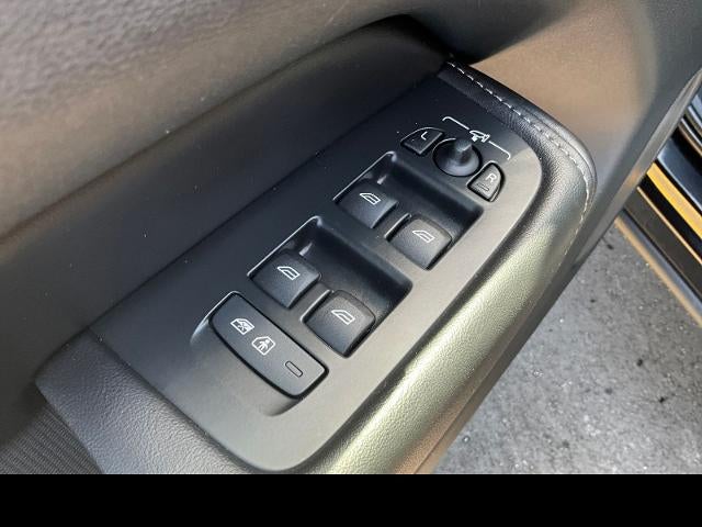 2023 Volvo XC60 Recharge Plug-In Hyb Ultimate Dark Theme