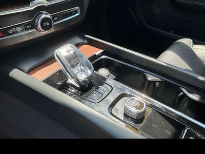2023 Volvo XC60 Recharge Plug-In Hyb Ultimate Dark Theme