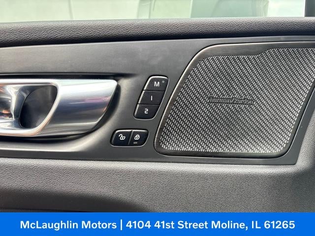 2023 Volvo XC60 Ultimate Bright Theme