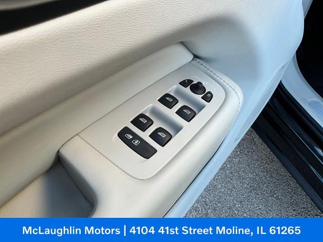 2023 Volvo XC60 Plus Dark Theme