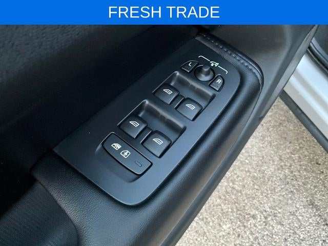 2023 Volvo XC60 Plus Dark Theme