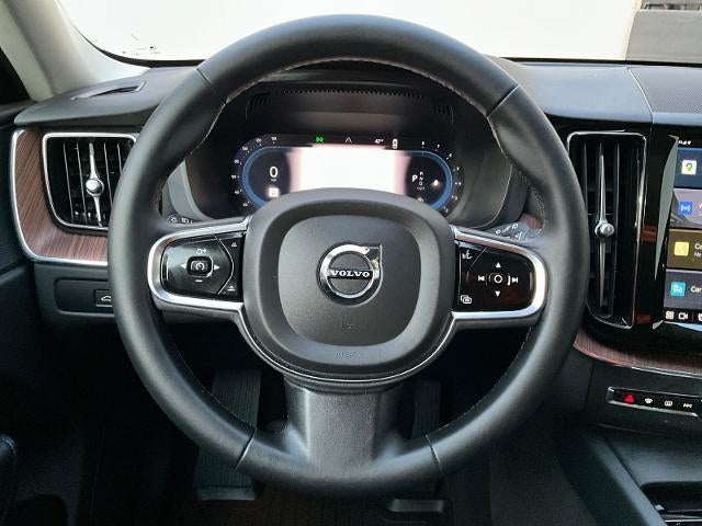 2023 Volvo XC60 Plus Dark Theme