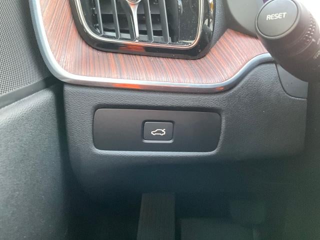 2023 Volvo XC60 Plus Dark Theme