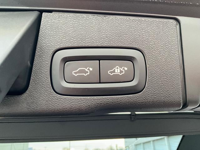 2023 Volvo XC60 Plus Dark Theme