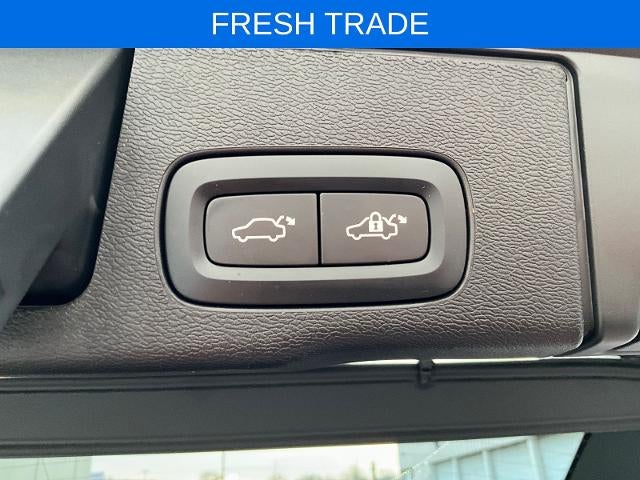 2023 Volvo XC60 Plus Dark Theme